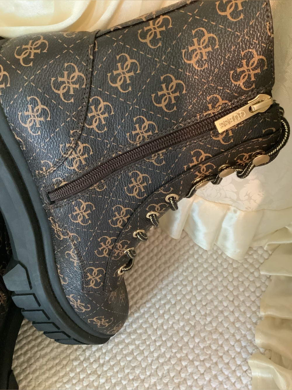 GUESS - Picture 3 of 13